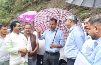 निजमूला घाटी पहुंचे जिलाधिकारी, सड़क और पुल निर्माण कार्यों का किया निरीक्षण