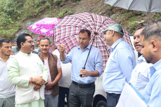 निजमूला घाटी पहुंचे जिलाधिकारी, सड़क और पुल निर्माण कार्यों का किया निरीक्षण