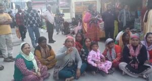 जोशीमठ के नरसिंह मंदिर में गेट सिस्टम को लेकर महिलाओं का भारी हंगामा, पुलिस बोली– मरीजों की जान बचाना पहली प्राथमिकता