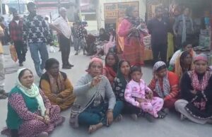 जोशीमठ के नरसिंह मंदिर में गेट सिस्टम को लेकर महिलाओं का भारी हंगामा, पुलिस बोली– मरीजों की जान बचाना पहली प्राथमिकता