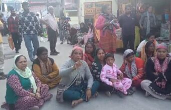 जोशीमठ के नरसिंह मंदिर में गेट सिस्टम को लेकर महिलाओं का भारी हंगामा, पुलिस बोली– मरीजों की जान बचाना पहली प्राथमिकता