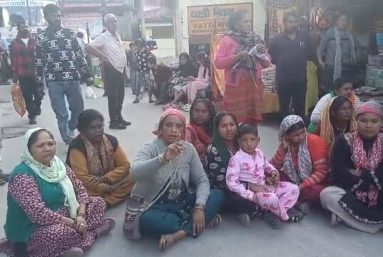 जोशीमठ के नरसिंह मंदिर में गेट सिस्टम को लेकर महिलाओं का भारी हंगामा, पुलिस बोली– मरीजों की जान बचाना पहली प्राथमिकता