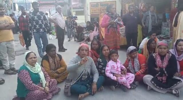 जोशीमठ के नरसिंह मंदिर में गेट सिस्टम को लेकर महिलाओं का भारी हंगामा, पुलिस बोली– मरीजों की जान बचाना पहली प्राथमिकता