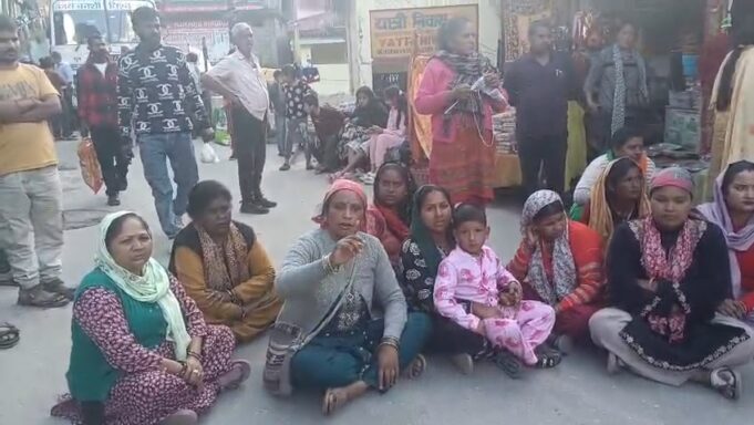 जोशीमठ के नरसिंह मंदिर में गेट सिस्टम को लेकर महिलाओं का भारी हंगामा, पुलिस बोली– मरीजों की जान बचाना पहली प्राथमिकता