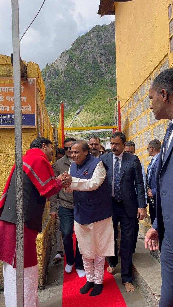 प्रसिद्ध उद्योगपति मुकेश अंबानी ने किए भगवान बद्री विशाल के दर्शन, बद्रीनाथ धाम को दिए 10 करोड़ रुपये