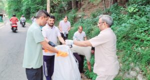 अंतरराष्ट्रीय योग दिवस पर गोपेश्वर में चला स्वच्छता अभियान, स्वच्छता की दिलाई शपथ