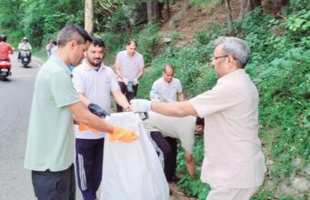 अंतरराष्ट्रीय योग दिवस पर गोपेश्वर में चला स्वच्छता अभियान, स्वच्छता की दिलाई शपथ