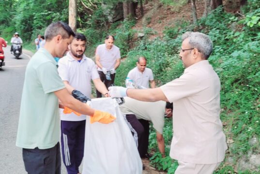 अंतरराष्ट्रीय योग दिवस पर गोपेश्वर में चला स्वच्छता अभियान, स्वच्छता की दिलाई शपथ