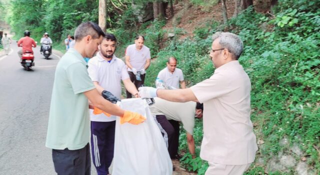 अंतरराष्ट्रीय योग दिवस पर गोपेश्वर में चला स्वच्छता अभियान, स्वच्छता की दिलाई शपथ