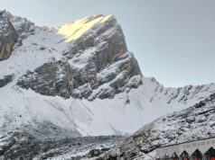हेमकुंड साहिब में फिर बदला मौसम, हल्की बर्फबारी से बिछी सफेदी की चादर