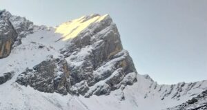 हेमकुंड साहिब में फिर बदला मौसम, हल्की बर्फबारी से बिछी सफेदी की चादर