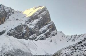 हेमकुंड साहिब में फिर बदला मौसम, हल्की बर्फबारी से बिछी सफेदी की चादर