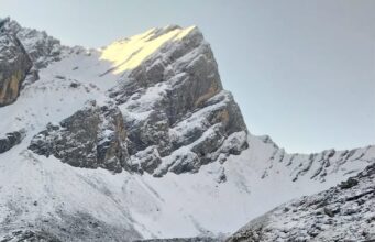 हेमकुंड साहिब में फिर बदला मौसम, हल्की बर्फबारी से बिछी सफेदी की चादर