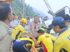 पौड़ी: सतपुली के पास यात्री वाहन पर बोल्डर गिरा, एक श्रद्धालु की मौत, दो घायल