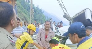 पौड़ी: सतपुली के पास यात्री वाहन पर बोल्डर गिरा, एक श्रद्धालु की मौत, दो घायल