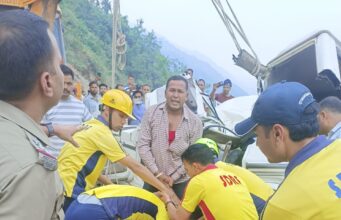 पौड़ी: सतपुली के पास यात्री वाहन पर बोल्डर गिरा, एक श्रद्धालु की मौत, दो घायल