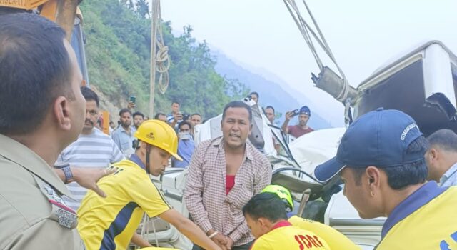पौड़ी: सतपुली के पास यात्री वाहन पर बोल्डर गिरा, एक श्रद्धालु की मौत, दो घायल