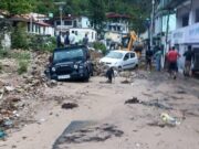 चमोली में पहली ही बारिश बनी आफत, नारायण बगड में भारी मलबा सड़कों और दुकानों में घुसा