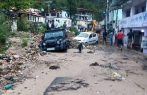चमोली में पहली ही बारिश बनी आफत, नारायण बगड में भारी मलबा सड़कों और दुकानों में घुसा