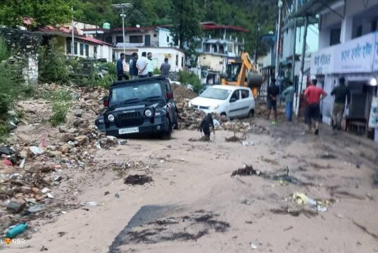 चमोली में पहली ही बारिश बनी आफत, नारायण बगड में भारी मलबा सड़कों और दुकानों में घुसा