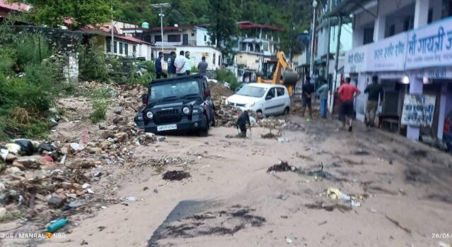 चमोली में पहली ही बारिश बनी आफत, नारायण बगड में भारी मलबा सड़कों और दुकानों में घुसा