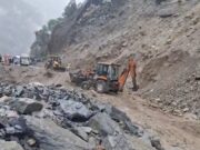 चमोली: बदरीनाथ हाईवे पर बस पर गिरा विशाल पत्थर, महिला यात्री की मौत, दो घायल