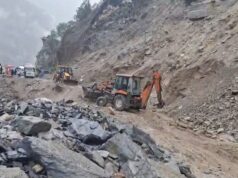 चमोली: बदरीनाथ हाईवे पर बस पर गिरा विशाल पत्थर, महिला यात्री की मौत, दो घायल