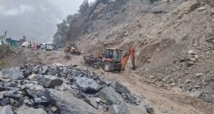 चमोली: बदरीनाथ हाईवे पर बस पर गिरा विशाल पत्थर, महिला यात्री की मौत, दो घायल