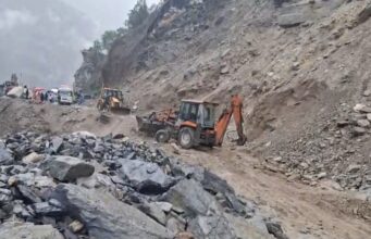चमोली: बदरीनाथ हाईवे पर बस पर गिरा विशाल पत्थर, महिला यात्री की मौत, दो घायल