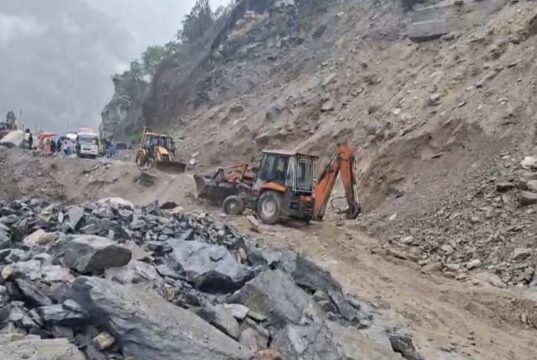 चमोली: बदरीनाथ हाईवे पर बस पर गिरा विशाल पत्थर, महिला यात्री की मौत, दो घायल