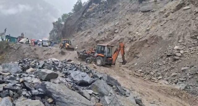 चमोली: बदरीनाथ हाईवे पर बस पर गिरा विशाल पत्थर, महिला यात्री की मौत, दो घायल