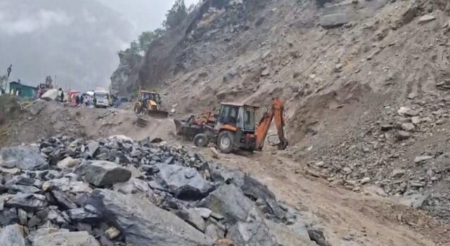 चमोली: बदरीनाथ हाईवे पर बस पर गिरा विशाल पत्थर, महिला यात्री की मौत, दो घायल