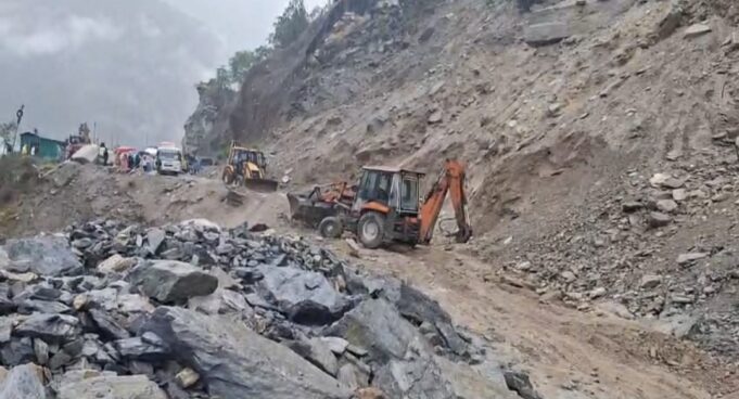 चमोली: बदरीनाथ हाईवे पर बस पर गिरा विशाल पत्थर, महिला यात्री की मौत, दो घायल