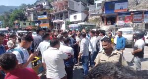 करणप्रयाग में व्यापारी पर जानलेवा हमला, आक्रोशित व्यापारियों ने लगाया जाम