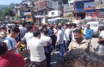 करणप्रयाग में व्यापारी पर जानलेवा हमला, आक्रोशित व्यापारियों ने लगाया जाम