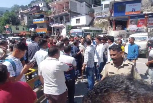 करणप्रयाग में व्यापारी पर जानलेवा हमला, आक्रोशित व्यापारियों ने लगाया जाम