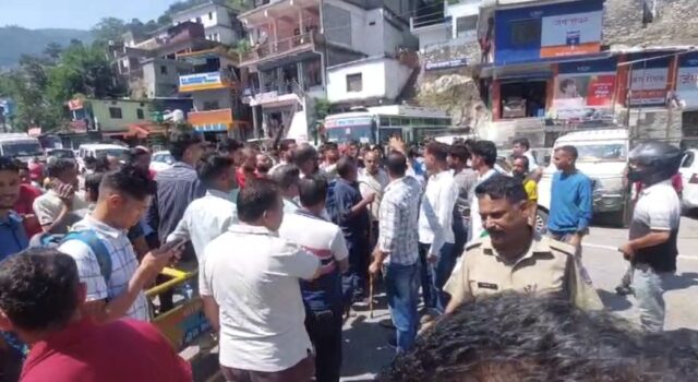 करणप्रयाग में व्यापारी पर जानलेवा हमला, आक्रोशित व्यापारियों ने लगाया जाम