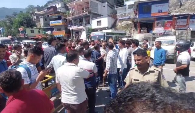 करणप्रयाग में व्यापारी पर जानलेवा हमला, आक्रोशित व्यापारियों ने लगाया जाम