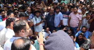 कर्णप्रयाग में धारदार हथियार से हमला करने वाले 04 निहंग यात्री चमोली पुलिस की हिरासत में