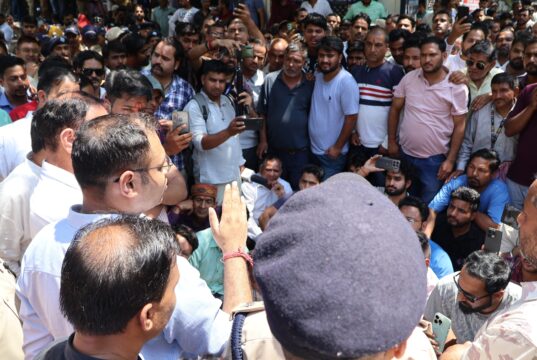 कर्णप्रयाग में धारदार हथियार से हमला करने वाले 04 निहंग यात्री चमोली पुलिस की हिरासत में