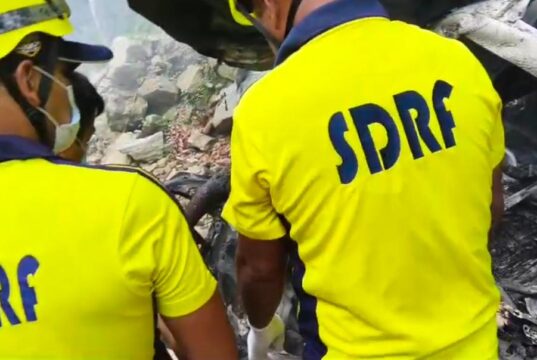 200 मीटर गहरी खाई में दुर्घटनाग्रस्त हुई कार, SDRF ने चलाया रेस्क्यू अभियान; तीन घायलों को पहुंचाया अस्पताल