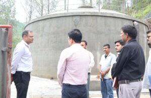 कर्णप्रयाग पेयजल योजना का जिलाधिकारी ने किया निरीक्षण, व्यक्तिगत जल कनेक्शन कार्य में तेजी के निर्देश
