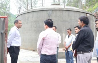 कर्णप्रयाग पेयजल योजना का जिलाधिकारी ने किया निरीक्षण, व्यक्तिगत जल कनेक्शन कार्य में तेजी के निर्देश