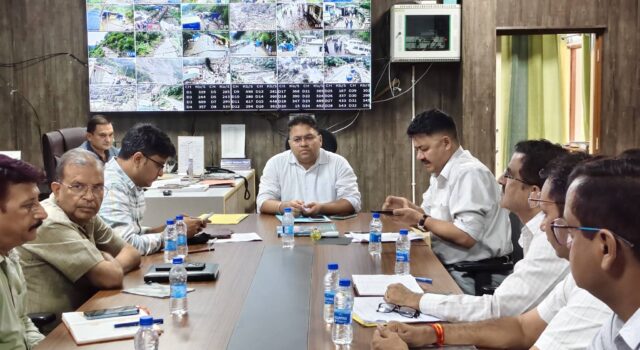भारी वर्षा के बीच जिला प्रशासन अलर्ट, जिलाधिकारी ने आपदा तैयारियों की समीक्षा की