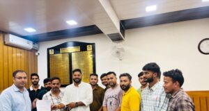 चमोली वार्ड-11 में खेल मैदान की मांग को लेकर युवाओं ने जिलाधिकारी को सौंपा ज्ञापन