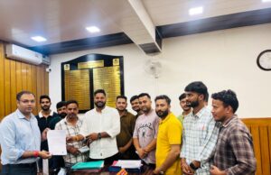 चमोली वार्ड-11 में खेल मैदान की मांग को लेकर युवाओं ने जिलाधिकारी को सौंपा ज्ञापन