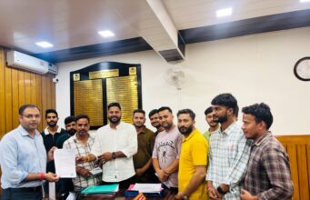 चमोली वार्ड-11 में खेल मैदान की मांग को लेकर युवाओं ने जिलाधिकारी को सौंपा ज्ञापन