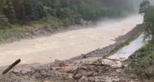 मूसलाधार बारिश से जनजीवन प्रभावित, बदरीनाथ हाईवे सहित कई सड़कें बाधित, प्रशासन ने जारी की सतर्कता अपील