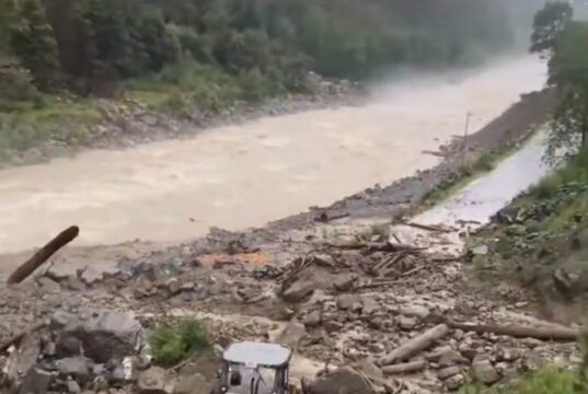 मूसलाधार बारिश से जनजीवन प्रभावित, बदरीनाथ हाईवे सहित कई सड़कें बाधित, प्रशासन ने जारी की सतर्कता अपील