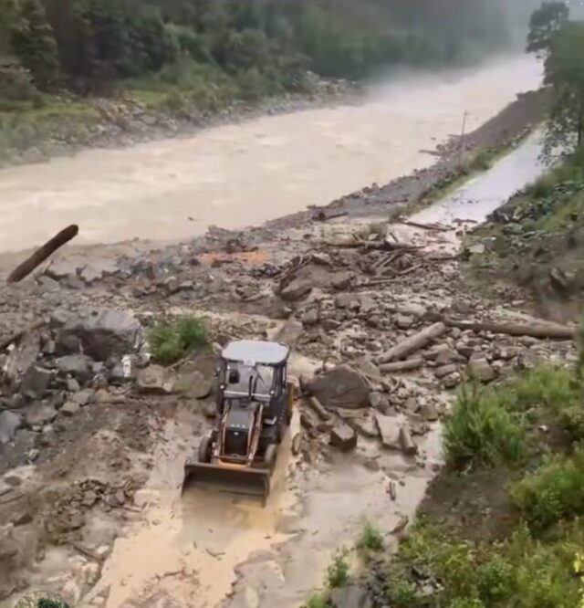 मूसलाधार बारिश से जनजीवन प्रभावित, बदरीनाथ हाईवे सहित कई सड़कें बाधित, प्रशासन ने जारी की सतर्कता अपील